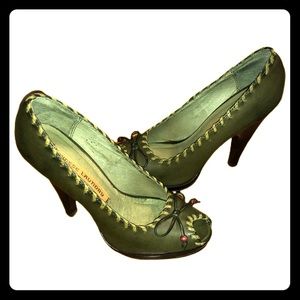 Chinese Laundry army green heels